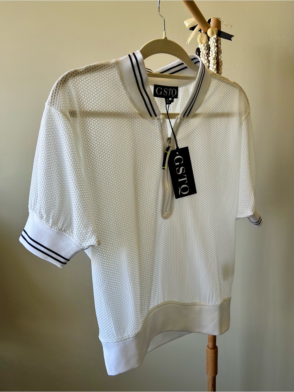 GSTQ White Mesh Polo Half-Zip Tee with Navy Contrast Trim